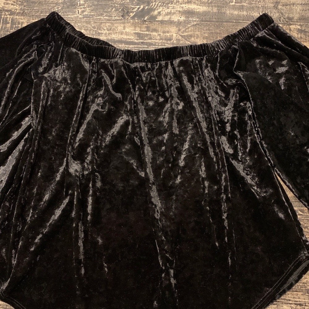 Black velour KAREN KANE off the shoulder top. XL. NWOT